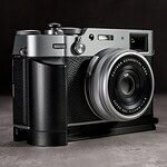 Owlkrown FlexGrip Fujifilm X100VI: Aluminiumgriff mit AirTag-Fach