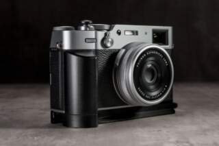 Owlkrown FlexGrip Fujifilm X100VI: Aluminiumgriff mit AirTag-Fach