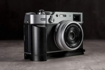 Owlkrown FlexGrip Fujifilm X100VI: Aluminiumgriff mit AirTag-Fach