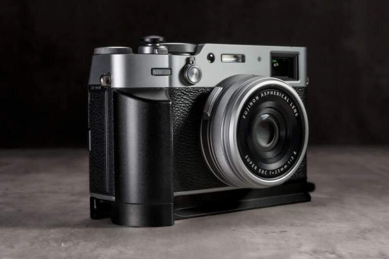 Owlkrown FlexGrip für Fujifilm X100VI aus Aluminium mit AirTag-Fach und Arca-Swiss-Profil.