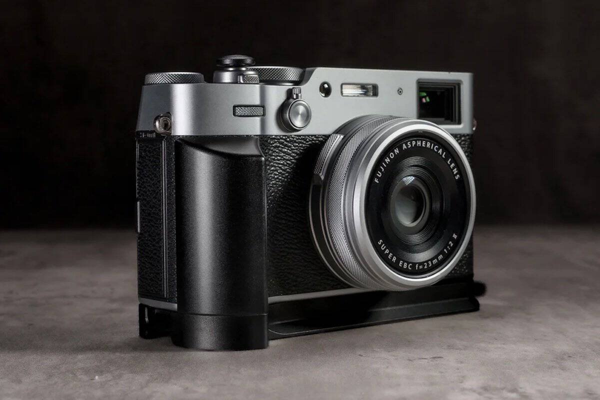 Owlkrown FlexGrip Fujifilm X100VI: Aluminiumgriff mit AirTag-Fach