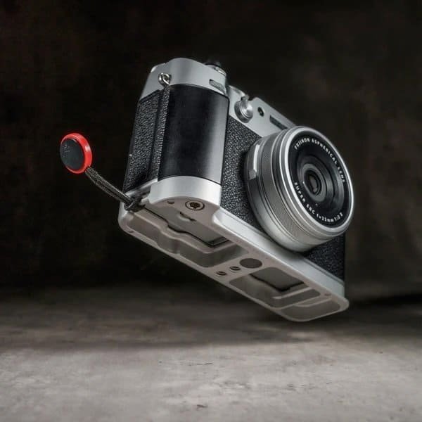 Owlkrown FlexGrip für Fujifilm X100VI aus Luftfahrtaluminium mit AirTag-Fach und Arca-Swiss-kompatiblem Profil, Seitenansicht.