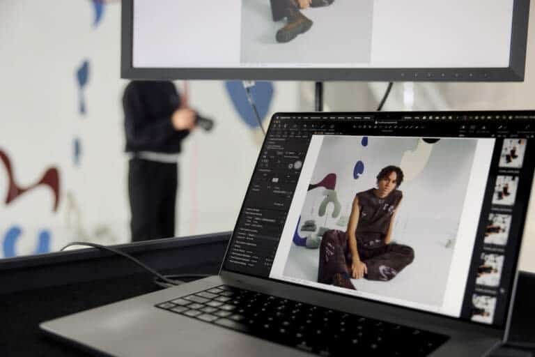 Professionelles Foto-Editing-Setup mit Laptop und externem Monitor, Capture One Software geöffnet — Capture One Preiserhöhung 2026