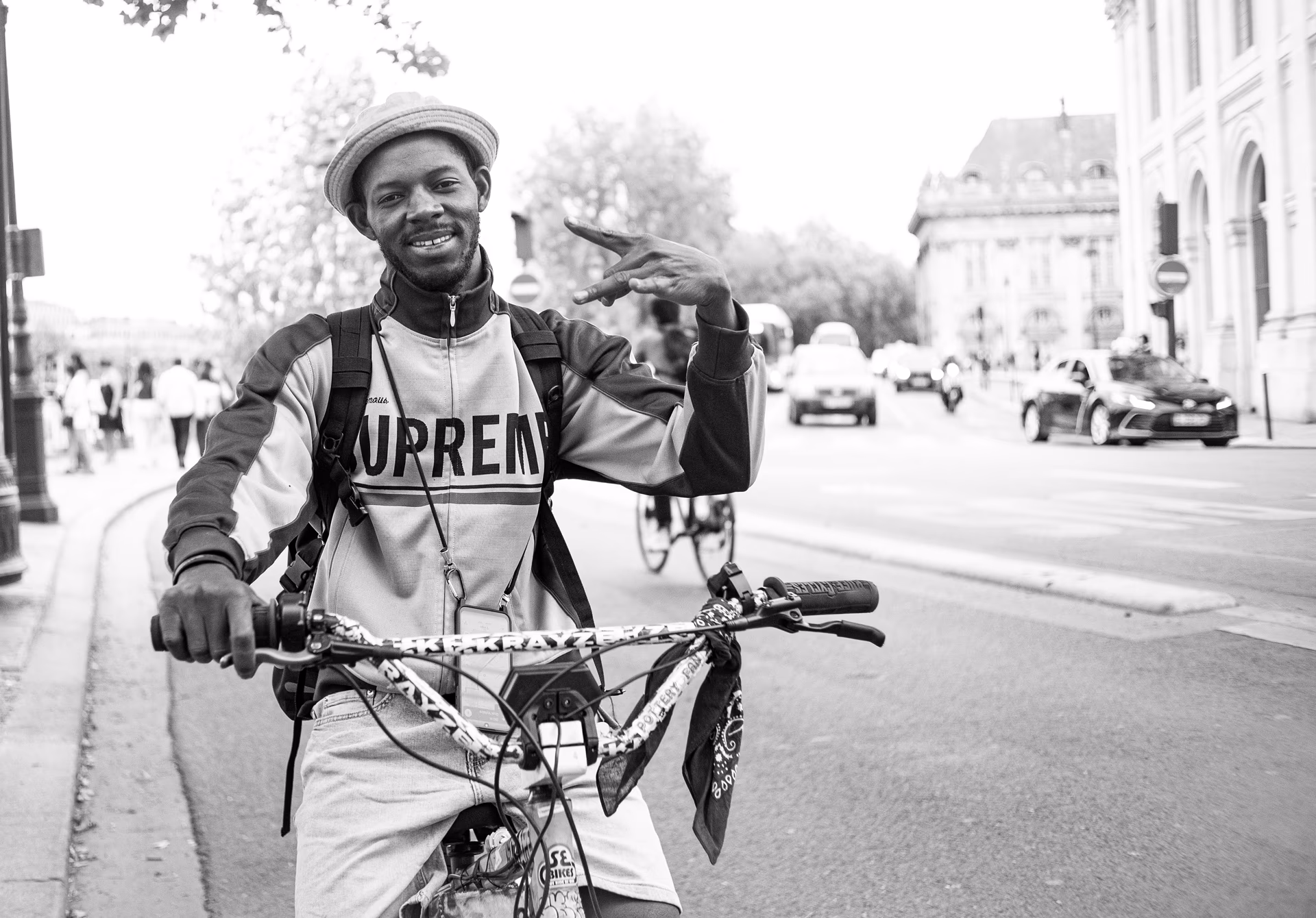 Mann mit Fahrrad auf Pariser Straße, Schwarz-Weiß-Straßenfotografie