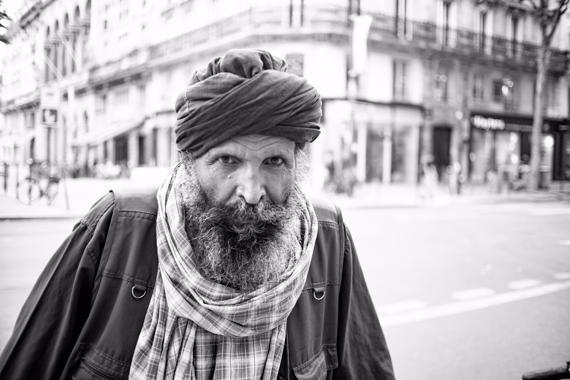 Porträt eines bärtigen Mannes mit Turban auf einer Pariser Straße, Schwarzweiß-Fotografie