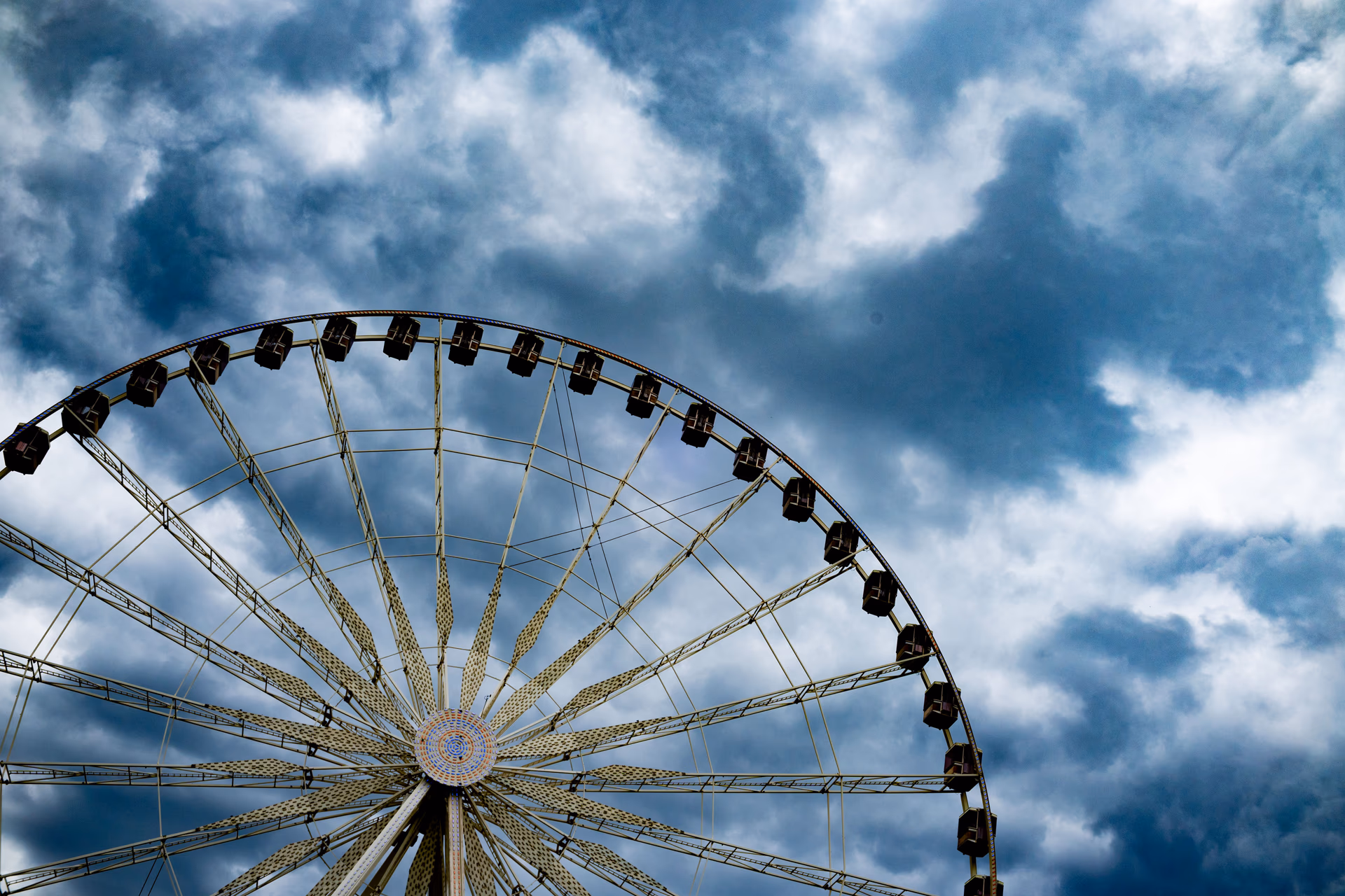 Riesenrad gegen dramatischen bewölkten Himmel in Paris