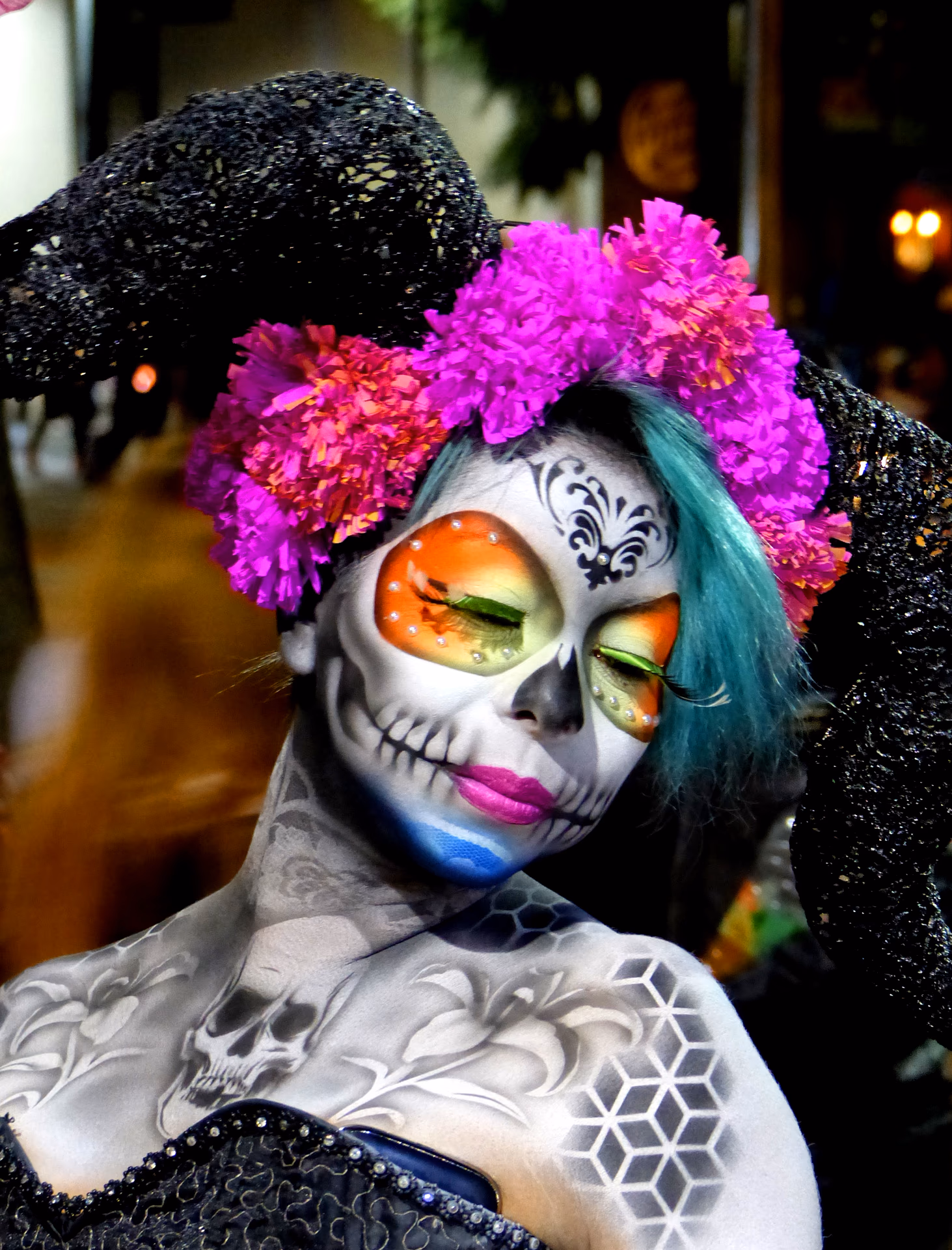 Frau mit Totenkopf-Schminke, Blumenkranz und kunstvollen Körpermalereien