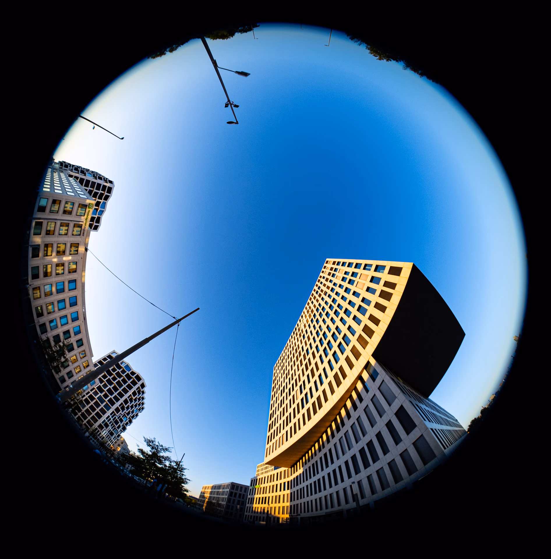 Moderne Gebäude mit vielen Fenstern unter blauem Himmel, Fischaugenperspektive
