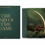 Peter Beard The End of the Game: Mann hält Stoßzahn im Dschungel. Buchcover links.