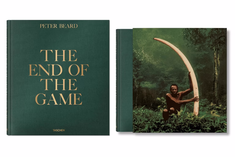Peter Beard The End of the Game: Mann hält Stoßzahn im Dschungel. Buchcover links.